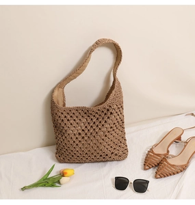 Détail du sac en paille tissé à la main avec texture crochet ajourée et doublure interne
