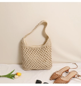 Vue détaillée du motif au crochet en losange sur un sac en paille tressée beige