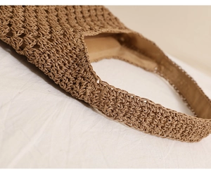 Détail du sac à bandoulière en paille ajourée montrant le tissage et la doublure