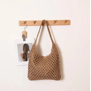 Sac bandoulière en paille crocheté à la main avec texture ajourée pour les vacances