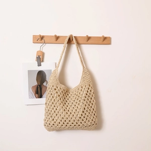 Grand sac à bandoulière en crochet beige au design ajouré pour les vacances à la plage