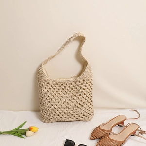Sac fourre-tout beige en paille crochetée ajourée pour les vacances à la plage