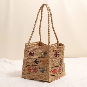 Borsa tote in raffia con motivi floreali ricamati colorati e manici in tessuto intrecciato