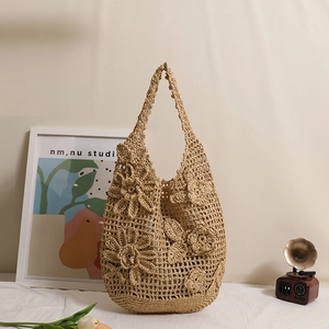 Handgefertigte Strohtasche mit 3D-Blumenakzenten und hohlem Mesh-Design für Strand