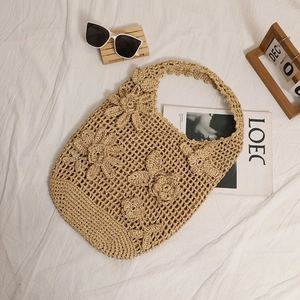 Schicke beige Häkel-Stroh-Schultertasche mit 3D-Blumen für den Strandurlaub am Meer