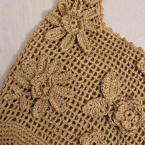 Handgefertigte Schultertasche aus Stroh mit 3D-Blumen und hohlem Mesh-Design