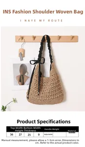 Détail du sac cabas en paille tissé avec nœud en ruban noir et bandoulière plissée