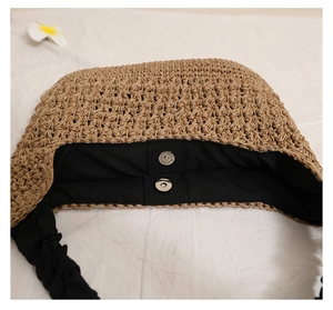 Détail du sac en paille montrant le fermoir magnétique argenté et la doublure en tissu