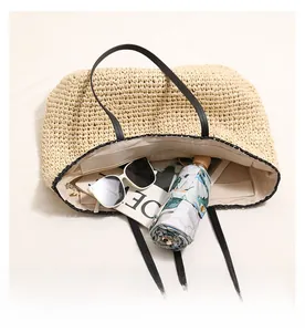 Makroansicht der großen Strohtasche innen mit Platz für sommerliche Essentials