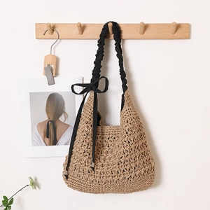 Sac bandoulière en paille avec nœud noir et bandoulière plissée pour vacances d'été