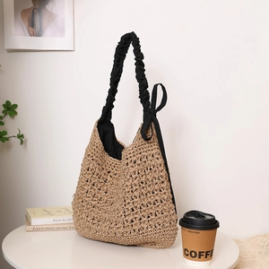 Sac bandoulière en paille avec nœud noir et bandoulière froncée pour la plage