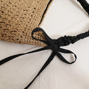 Grand sac fourre-tout en paille avec nœud noir sur la bandoulière pour la plage