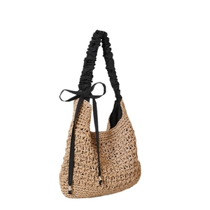 Grand sac bandoulière en paille avec anses plissées noires et nœud pour la plage