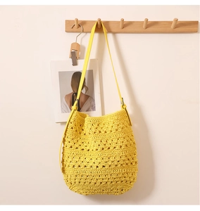 Détail du sac bandoulière au crochet jaune vif avec texture tissée à la main et sangle lisse