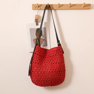 Sac fourre-tout au crochet rouge fait main avec bandoulière en cuir pour la plage