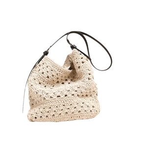 Sac bandoulière chic en paille tissée avec bandoulière en cuir marron pour plage et vacances