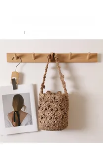 Détails de la texture fleurie crochetée à la main sur le sac seau en paille de plage