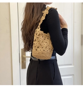 Détail d'un sac bandoulière en crochet fait main avec motifs floraux ajourés et tissés