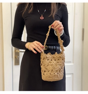 Détail du sac seau en paille crocheté à la main avec fleurs 3D et doublure intérieure sûre