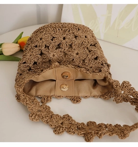 Détail du sac floral crocheté main avec doublure en satin et fermoir magnétique doré