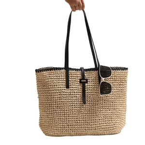 Große Strandtasche aus Stroh mit schwarzen PU-Trägern und Magnetverschluss für den Urlaub