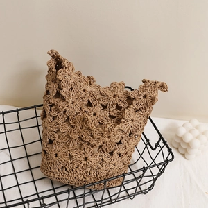 Sac seau en paille fait main avec fleurs crochetées pour plage et vacances d'été