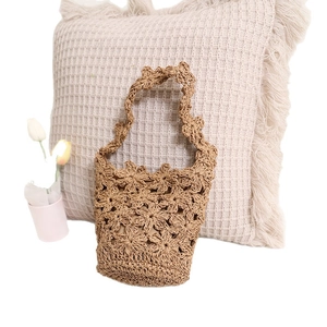 Sac seau en paille crocheté à la main avec motifs floraux pour les vacances à la plage