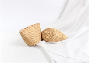 Détail du tissage en spirale d'un sac de plage artisanal en paille naturelle tressée