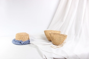 Chapeau de paille plat avec nœud bleu et deux sacs tissés demi-lune pour l'été