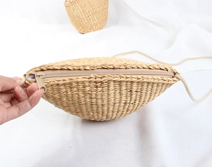 Gros plan détaillé de la fermeture éclair et de l'intérieur du sac en paille