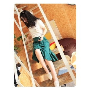 Dunkelgrüner asymmetrischer Rock mit Rüschen aus Baumwollmischung und hoher Taille für Damen