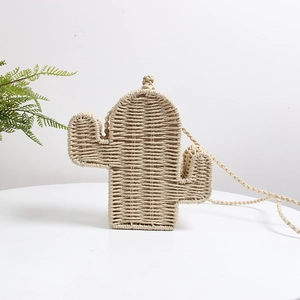 Detail der süßen Kaktus-Strohtasche mit beige geflochtener Textur und praktischem Schultergurt