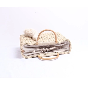 Sac cabas en paille ajouré fait main avec poignées en bois et pompon décoratif
