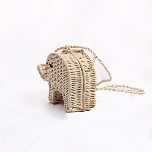 Détail d'un sac tissé en paille en forme d'éléphant avec une longue bandoulière