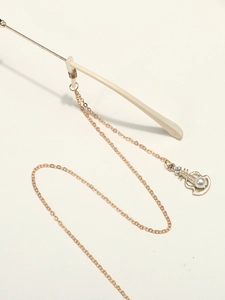 Elegante goldene Brillenkette mit Gitarren-Anhänger, Perle und glänzenden Strasssteinen