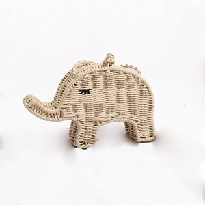 Sac en paille fait main en forme d'éléphant avec texture tissée et poignée supérieure