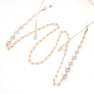 Chaîne à lunettes dorée avec perles blanches et attaches en silicone réglables
