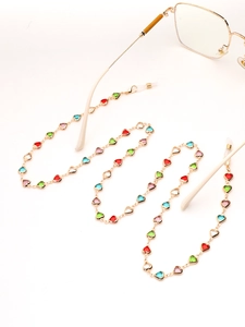 Détail du cordon à lunettes avec cœurs colorés, chaîne dorée et boucles antidérapantes