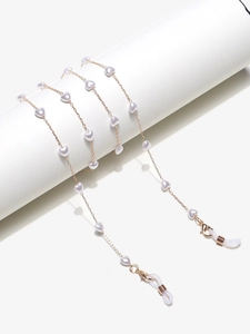 Detail of gold glasses chain with white heart pearls and silicone anti-slip rings