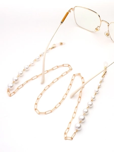 Détail d'une chaîne de lunettes dorée avec perles blanches et boucles antidérapantes