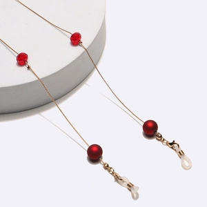 Chaîne dorée avec perles rouges mates et cristaux pour lunettes ou masque facial