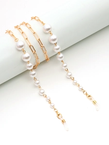 Détail de la chaîne trombone dorée et perles blanches pour lunettes ou masques