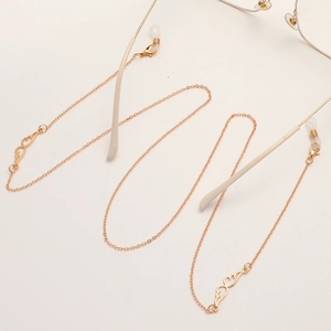 Chaîne à lunettes dorée avec pendentifs ailes ajourées et boucles antidérapantes