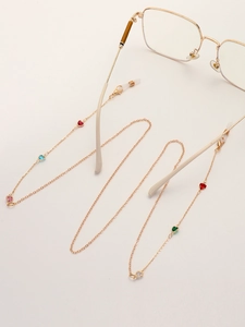 Goldene Brillenkette mit bunten Herzanhängern und weißen rutschfesten Silikonschlaufen