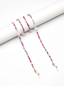Détail de la chaîne à lunettes perlée colorée avec perles lettres et boucles