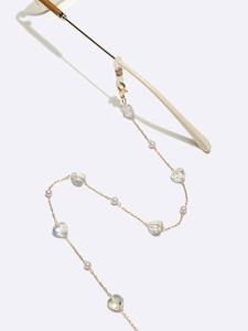Chaîne à lunettes dorée élégante avec cristaux de cœur et accents de perles