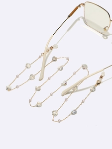 Chaîne de lunettes tendance avec cœurs en cristal et perles sur un maillon doré chic