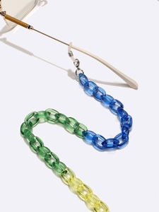 Chaîne de lunettes en résine colorée avec de grands maillons translucides sur monture