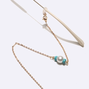 Catenella per occhiali dorata con perle bianche e stelle blu su catena a maglie