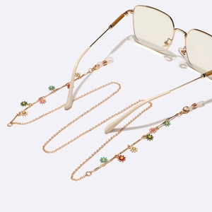 Chaîne de lunettes dorée avec pendentifs fleurs marguerites colorées sur fond blanc